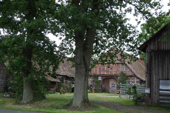 Hof von der Straße aus gesehen